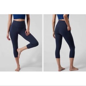 Athleta Salutation Stash Pocket II Capri 
Size small